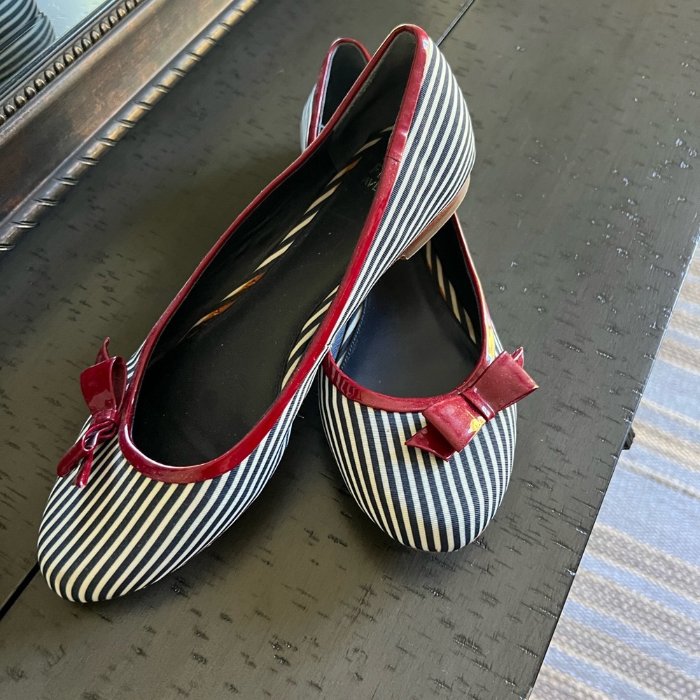 EUC Saks 5th Avenue Flats size 9